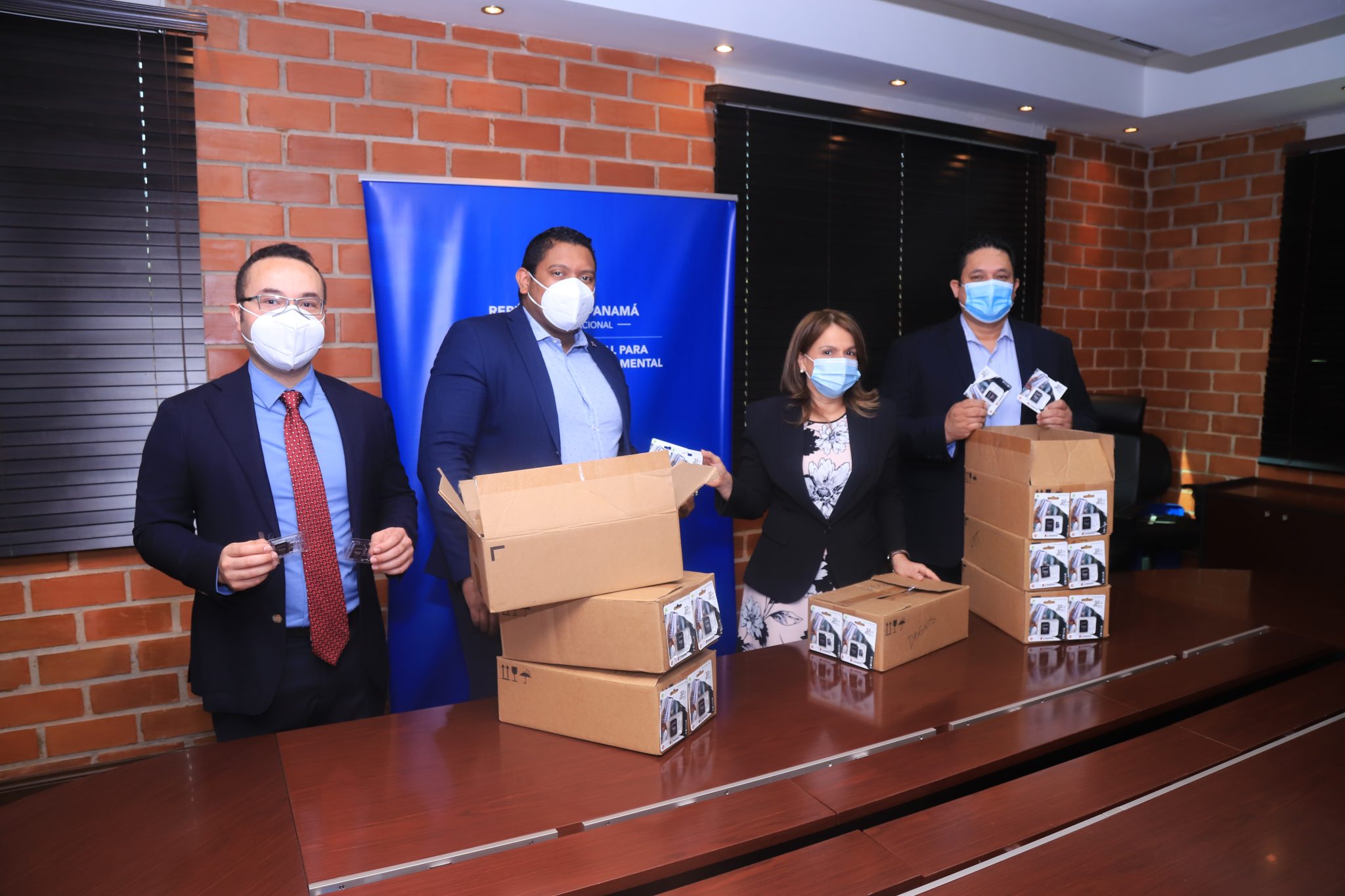AIG entrega memorias SD a estudiantes graduandos de áreas de difícil acceso