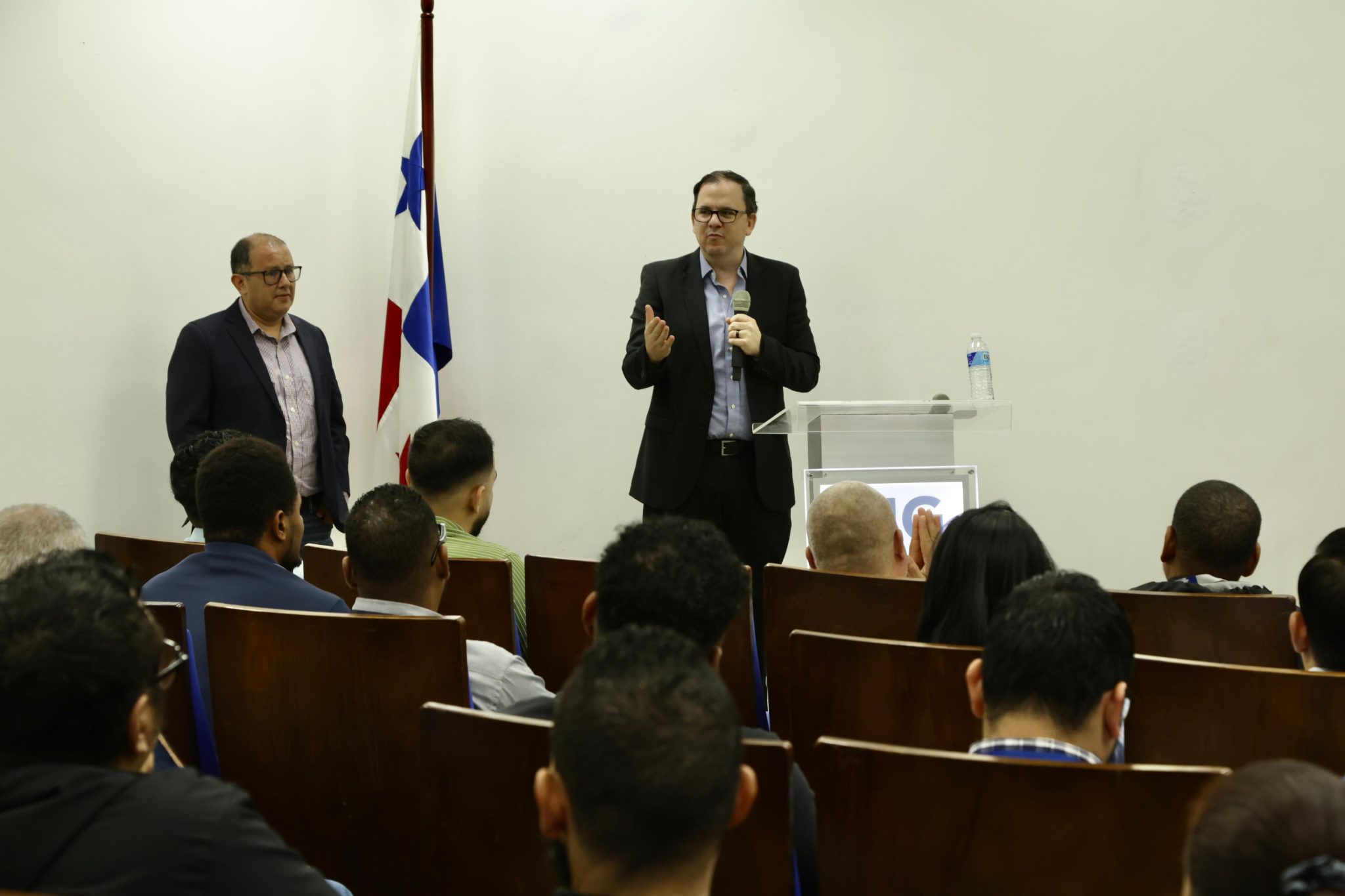 Servidores públicos fortalecen conocimientos en ciberseguridad y telecomunicaciones en taller organizado por la AIG en colaboración con ICANN.