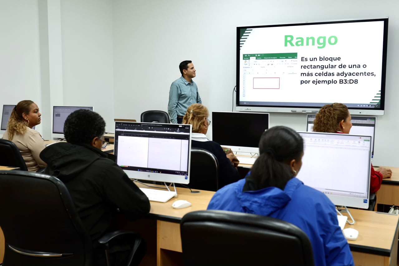 Más servidores públicos fortalecen sus habilidades digitales con los cursos del ITI