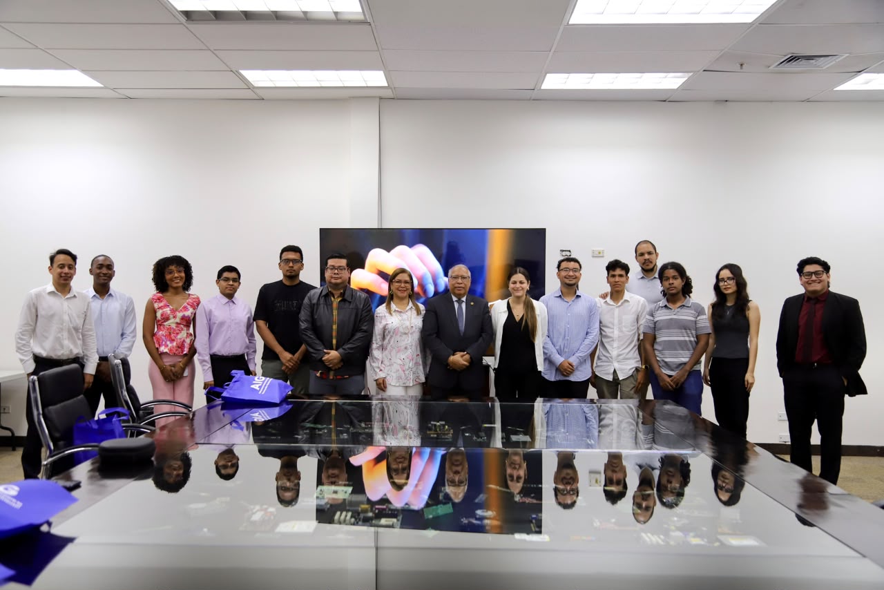 Nueva generación de estudiantes se prepara para proteger el futuro digital de Panamá