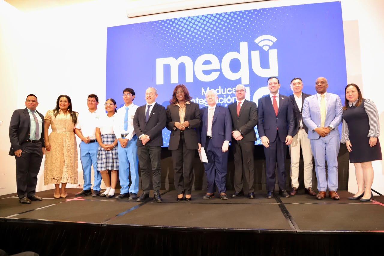 MEDUCA inicia la entrega de laptops con inteligencia artificial para docentes del sector oficial